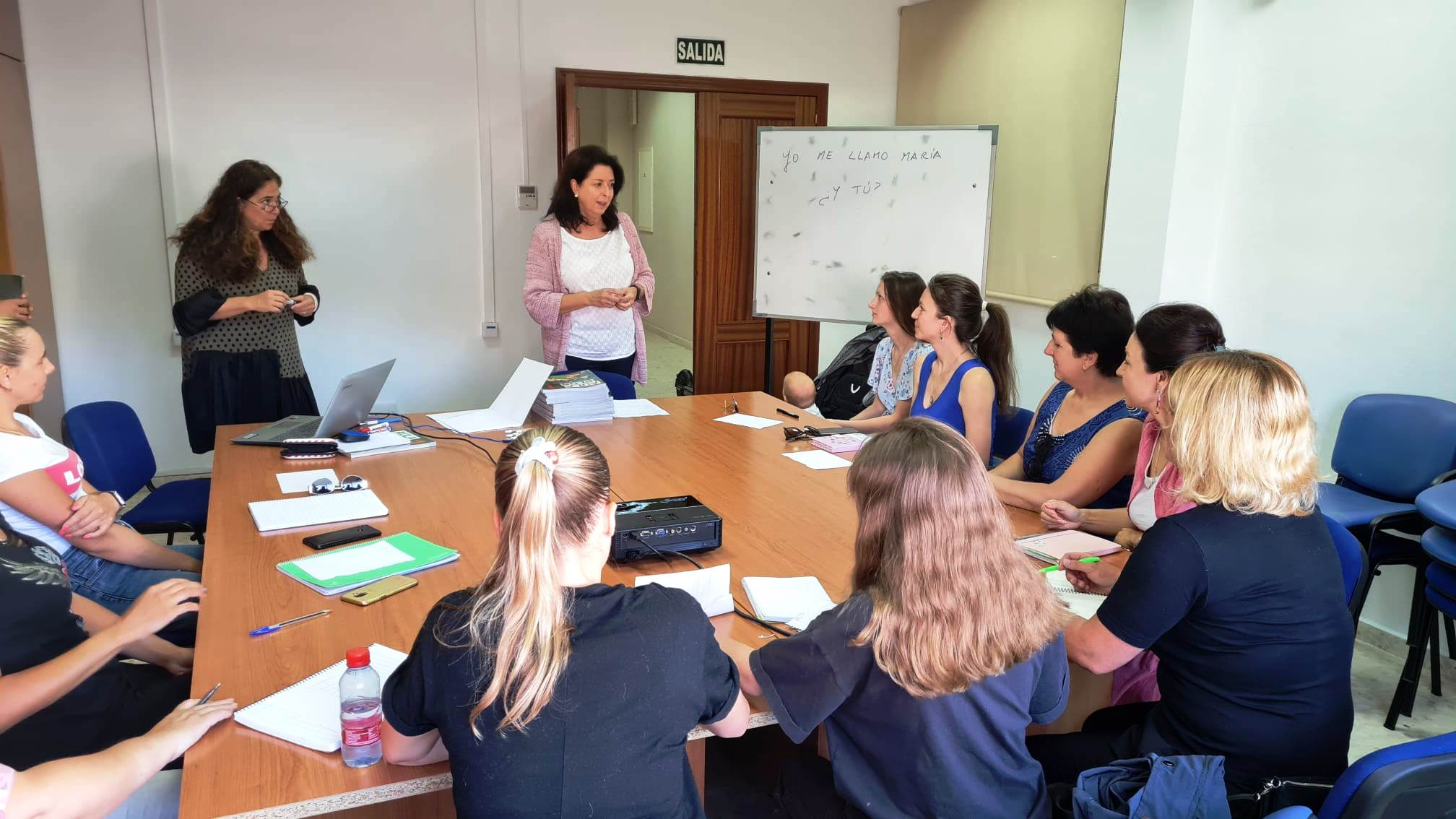 El Ayuntamiento de  Almuñécar enseña español a 14 personas ucranianas de acogida en el municipio.